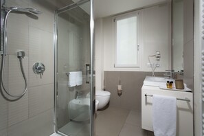 Douche, douche à « effet pluie », articles de toilette de luxe