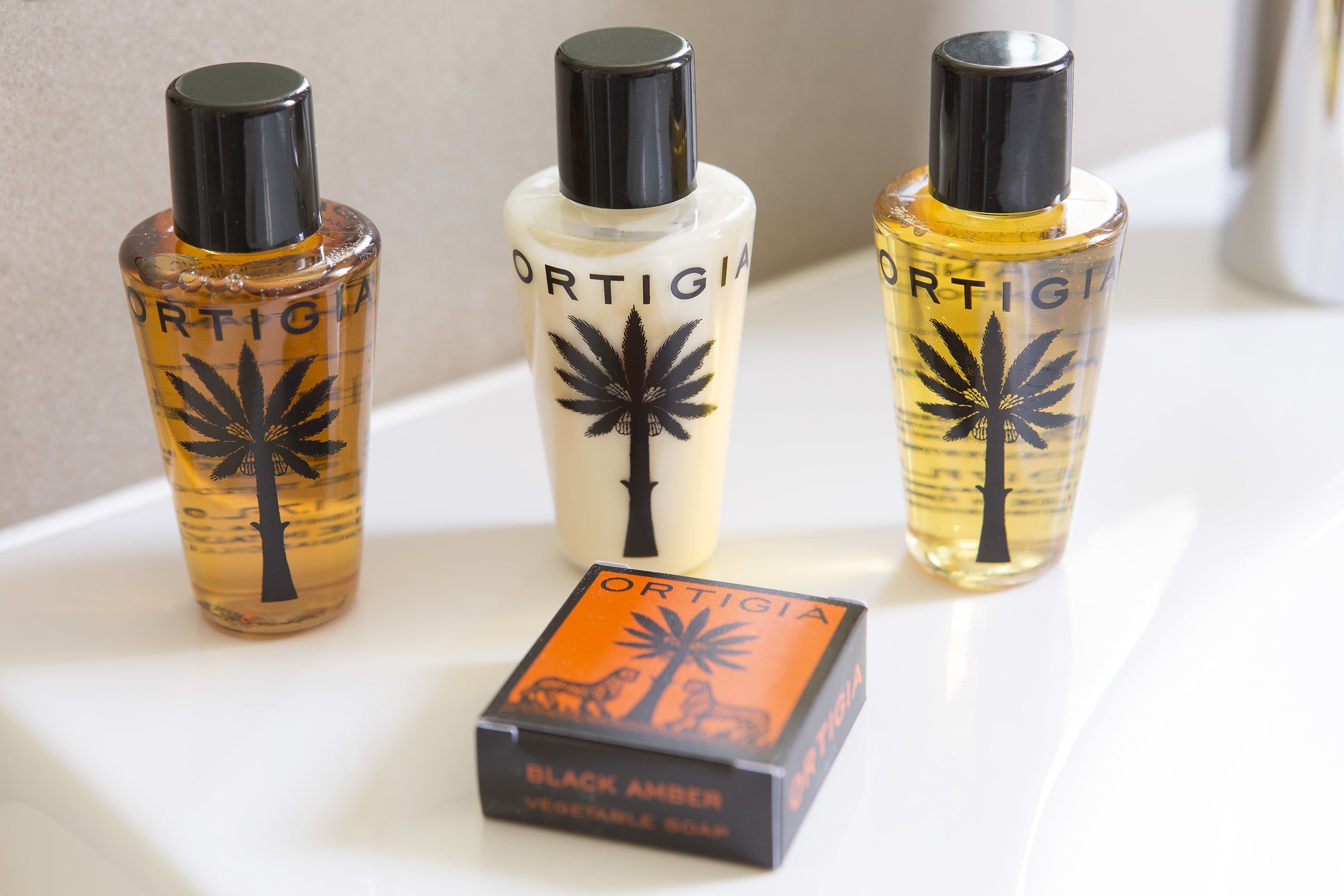 Drei Flaschen 'ORTIGIA'-Parfüm und eine Schachtel 'ORTIGIA Black Amber'.