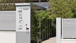 Een modern entreebord voor 'La Gazzetta Ristorante Locanda' met een gestileerde herten afbeelding.
