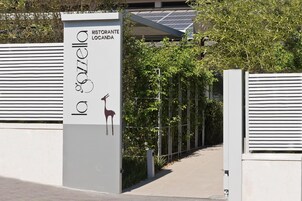 Breakfast, lunch, dinner served; garden views