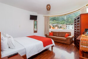 Chambre Économique, 1 grand lit, salle de bains attenante, vue jardin