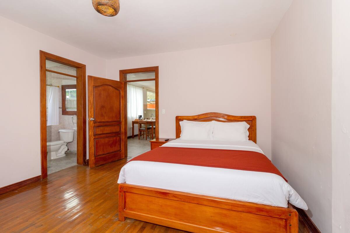 Deluxe Room, 1 Bedroom, Private Bathroom, Pool View