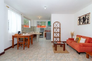 Quarto luxo, 1 quarto, banheiro privativo, vista para a piscina | Cozinha privada