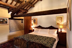 Premium bedding, down comforters, pillowtop beds, individually decorated - Resort Villa Manin (Codroipo)