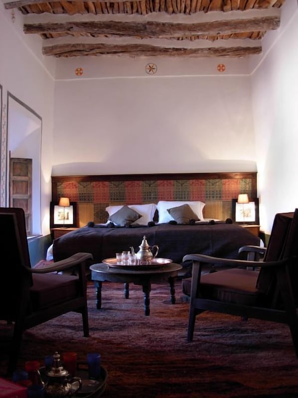 Traditional Double or Twin Room, Mountain View | Individually decorated, individually furnished, bed sheets