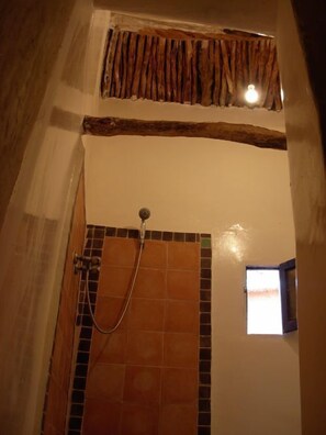 Traditional-Doppel- oder -Zweibettzimmer, Bergblick | Dusche im Bad