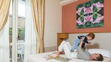 Appartamento Junior, vista città | Minibar, cassaforte in camera, con stile personalizzato, una scrivania