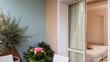 Minibar, caja de seguridad en la habitación y decoración personalizada