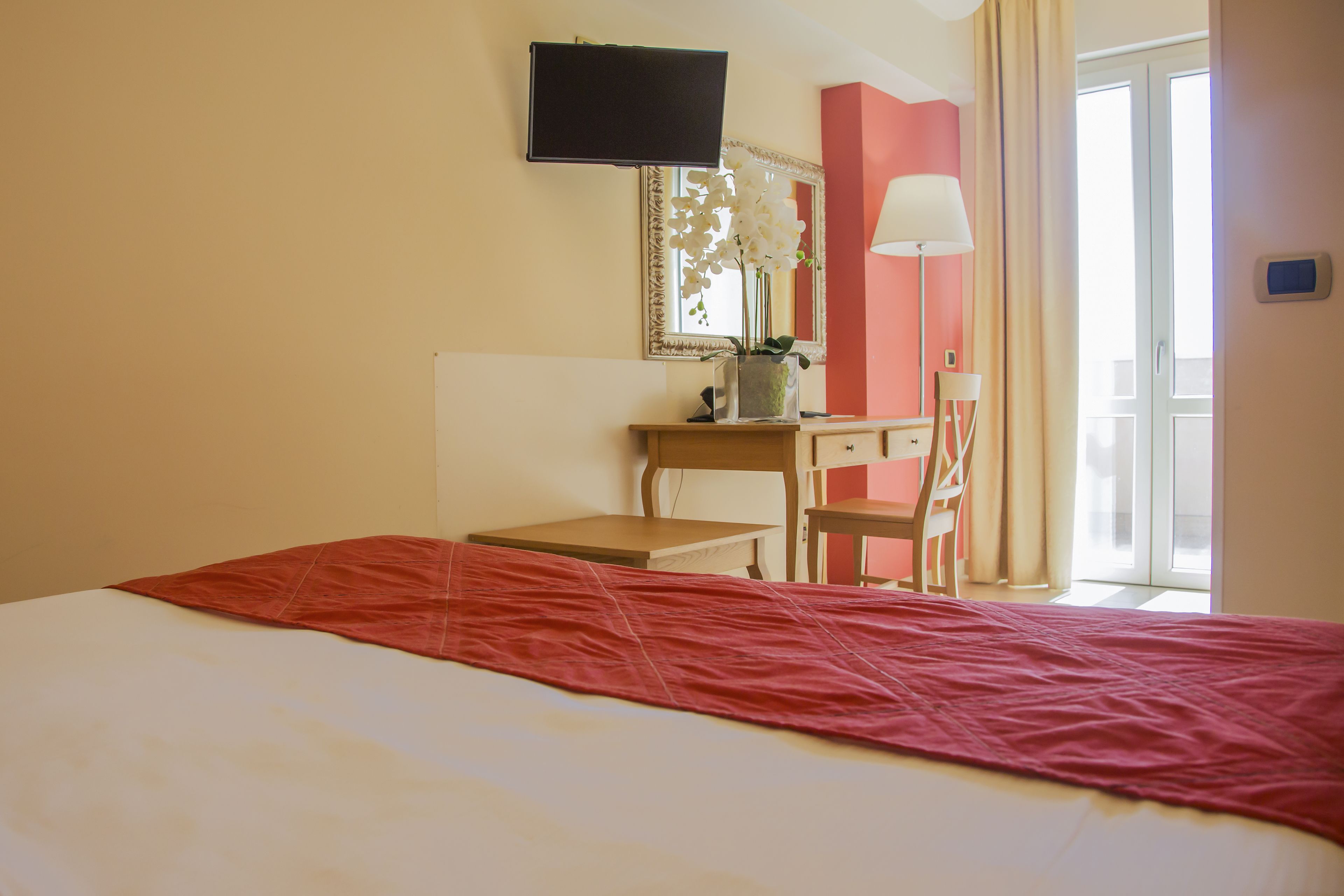 minibar, in-room safe, individually decorated, desk