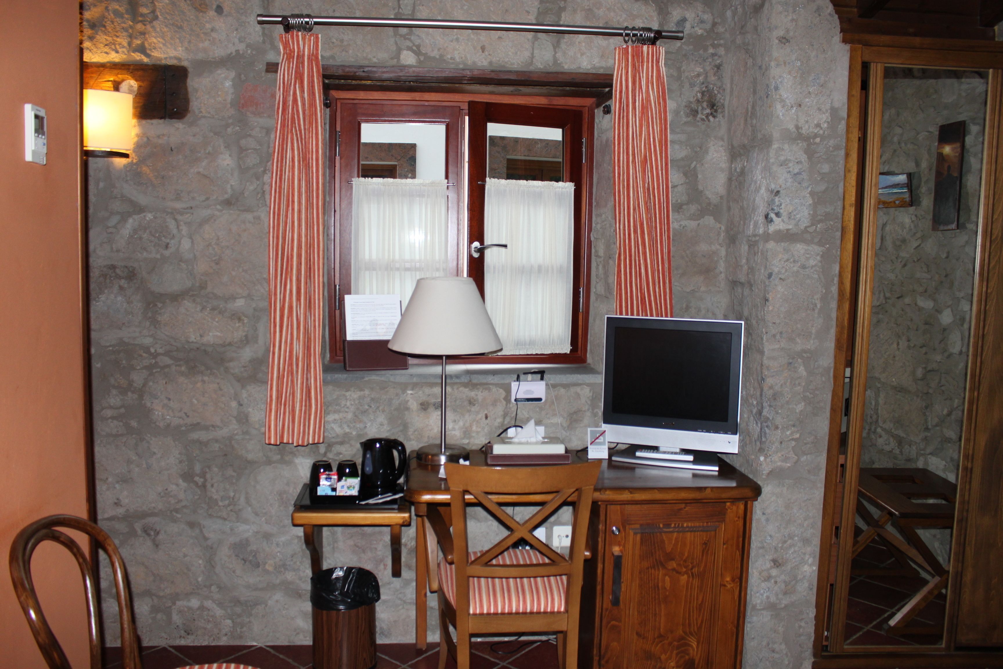 double room | minibar, in-room safe, individually decorated, individually furnished