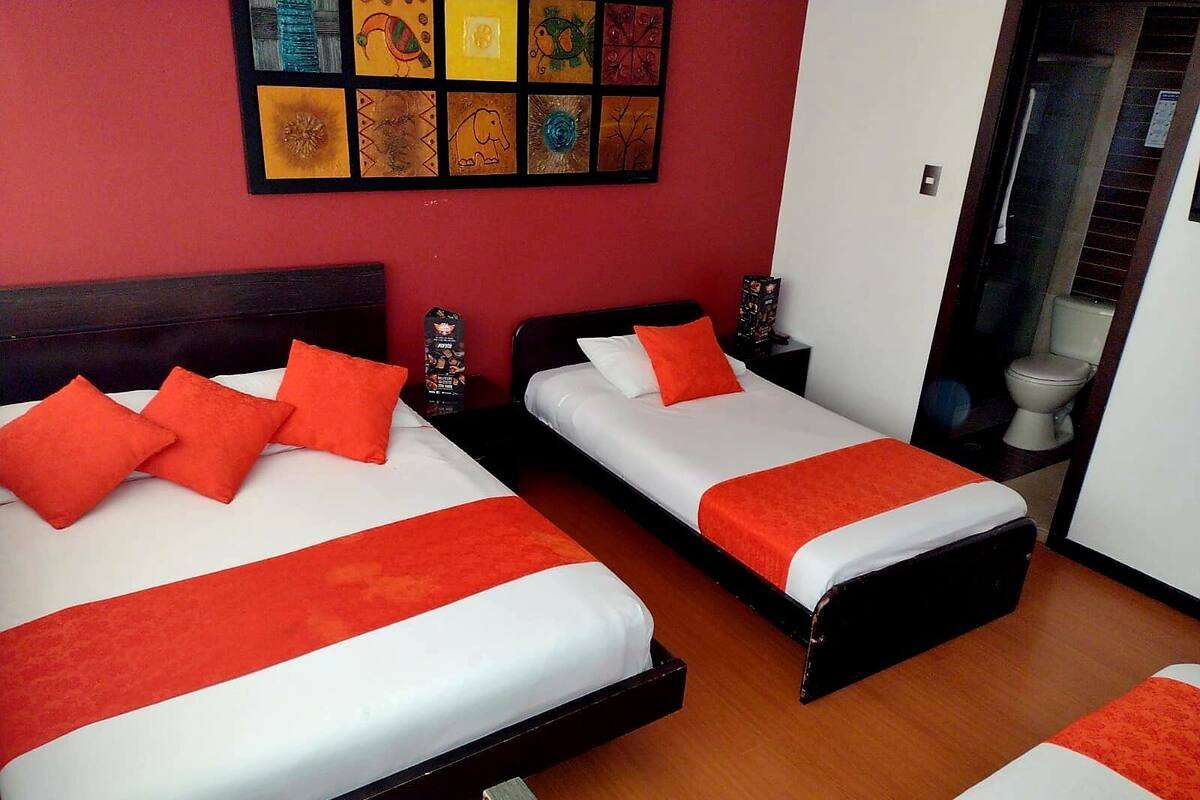 Habitación cuádruple estándar | Ropa de cama hipoalergénica y edredones de plumas