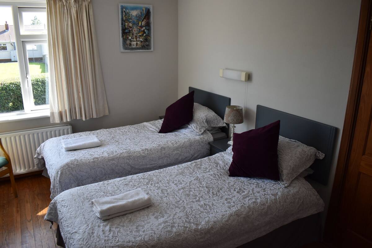 Habitación con 2 camas individuales, baño privado | 1 dormitorio