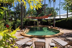 2 座室外游泳池，開放時間為 06:00 至 21:00，提供日光浴躺椅