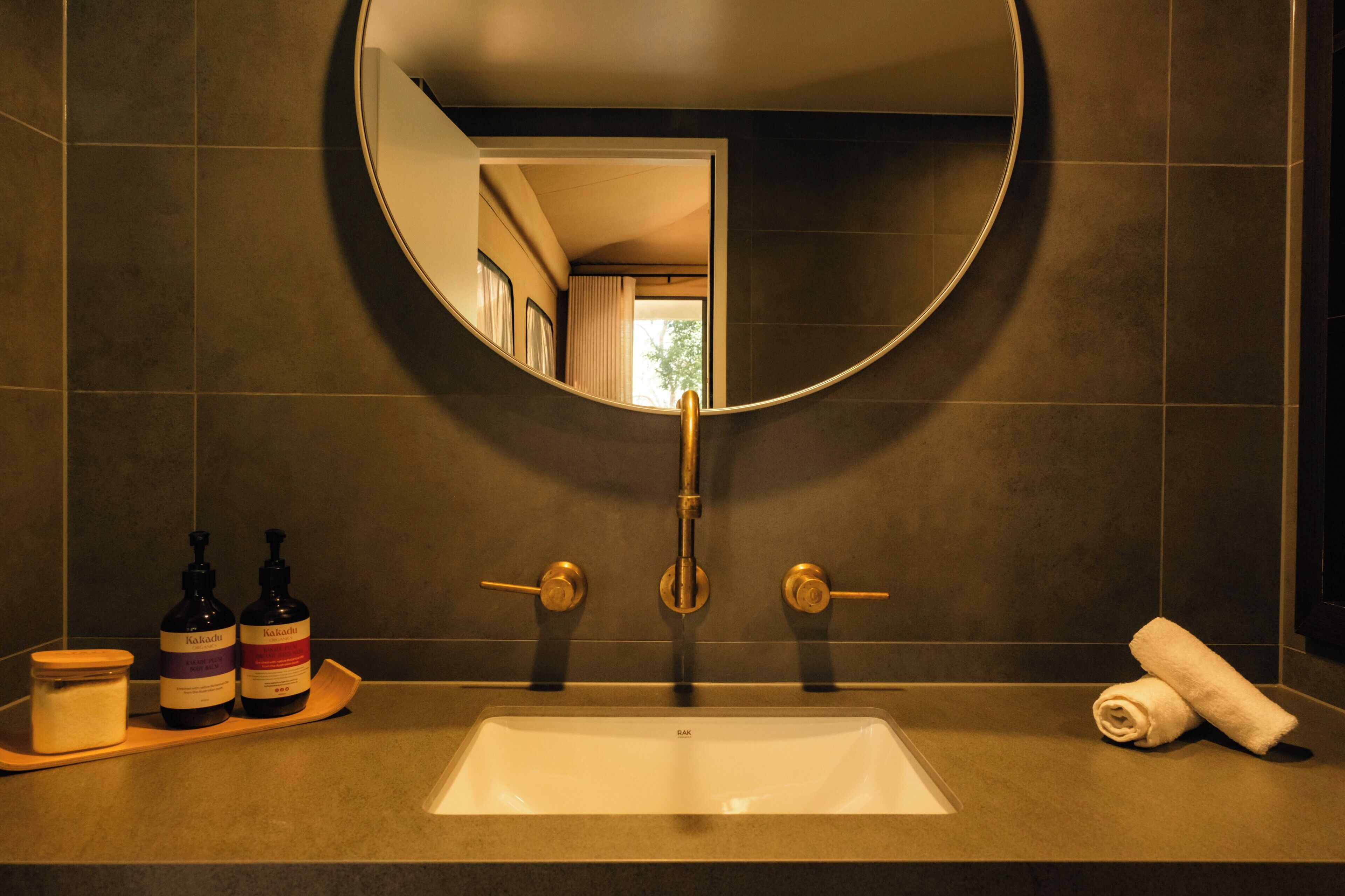 yellow water villa | bathroom | towels