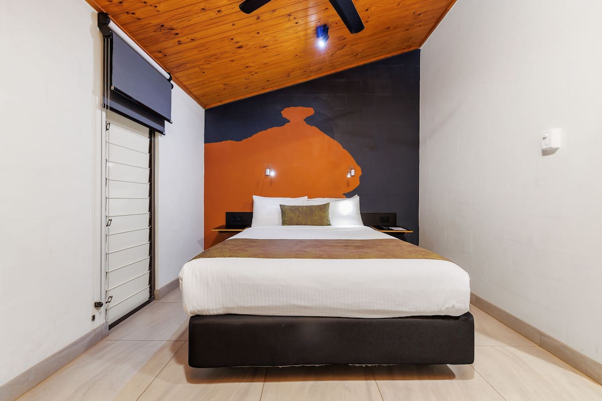 lodge room | 1 bedroom, bed sheets