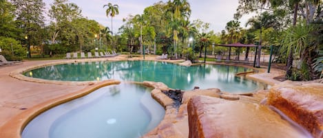 2 albercas al aire libre, acceso de 06:00 a 21:00, y camastros