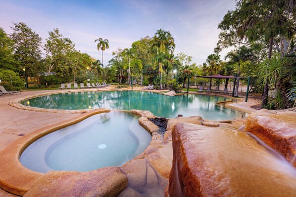 2 piscinas al aire libre, sillones reclinables de piscina