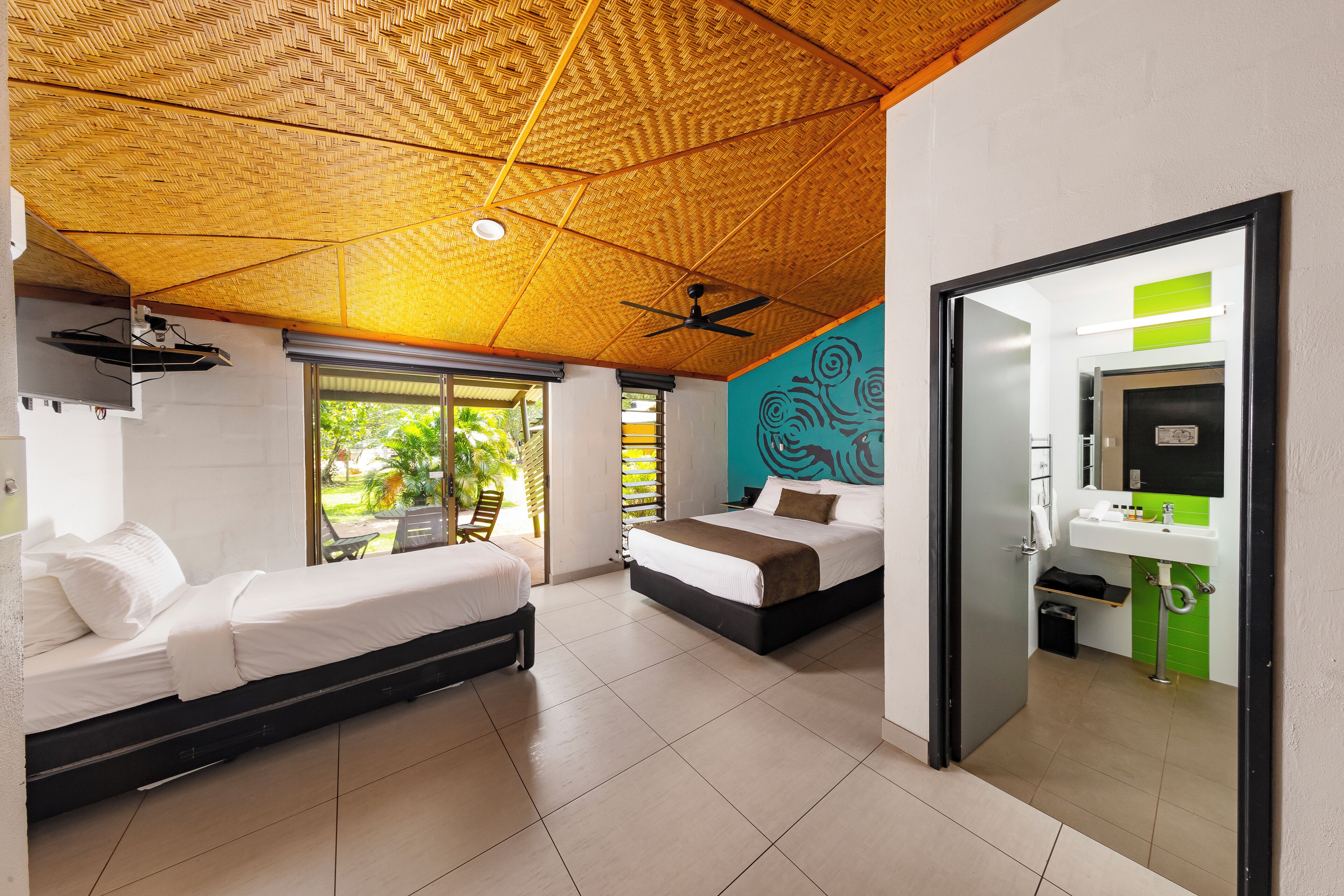 lodge room | 1 bedroom, bed sheets