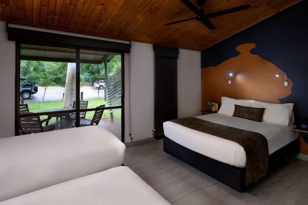 1 bedroom, bed sheets