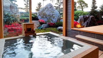 高級寢具、羽絨被、客房內保險箱、書桌