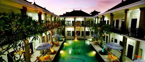 泳池 | 室外泳池;躺椅