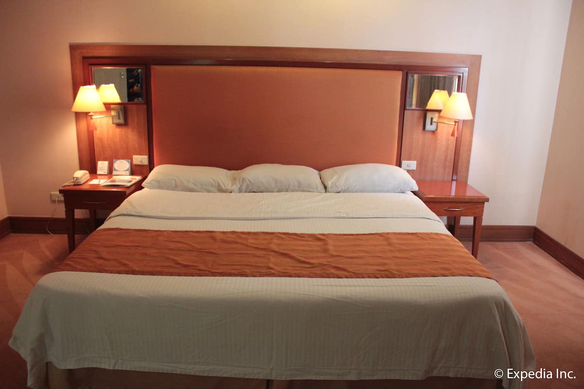 Suite, 1 King Bed | Premium bedding, bed sheets