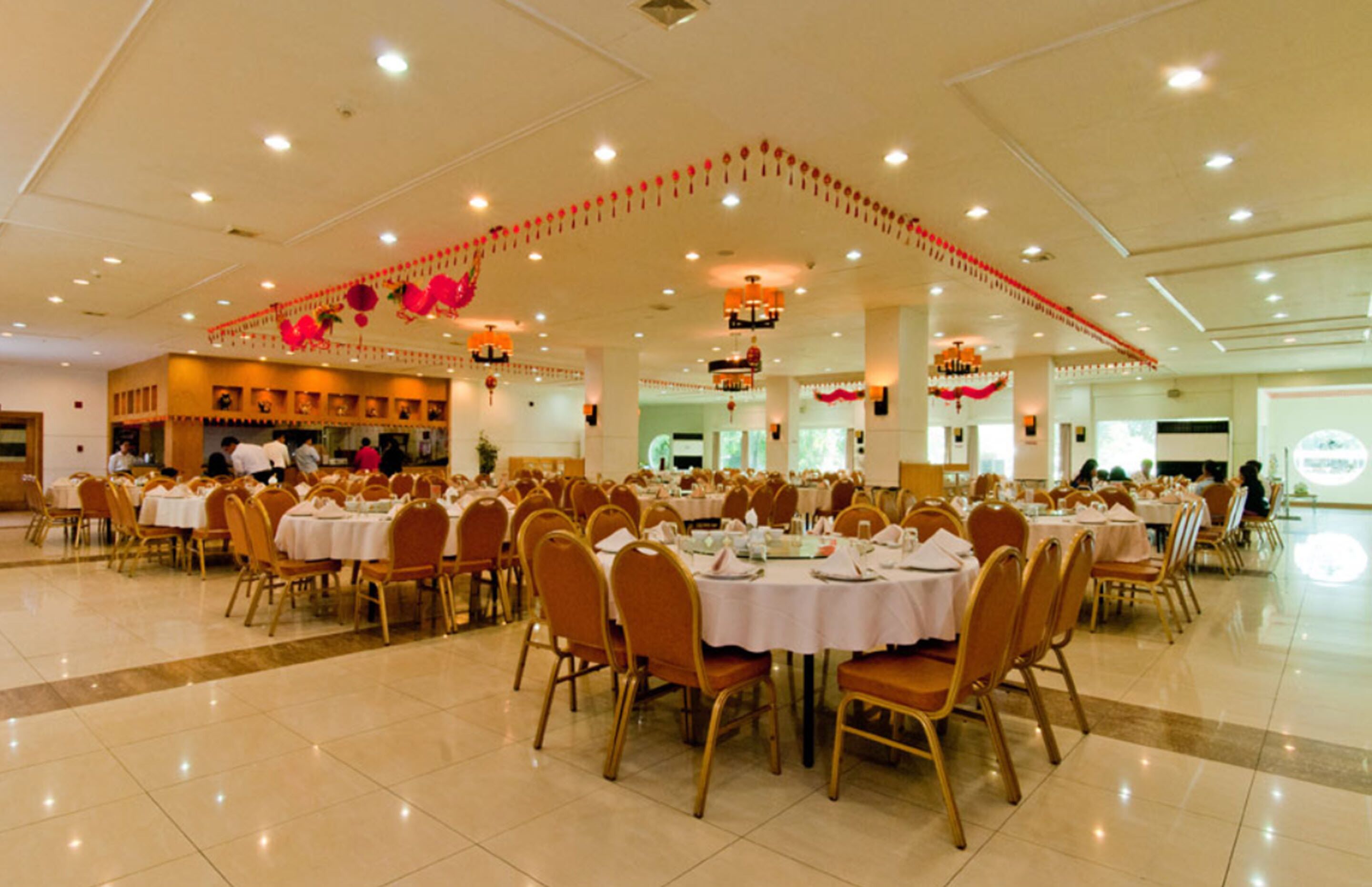 2 restaurants; breakfast served 