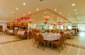 2 restaurantes; se sirven desayunos 