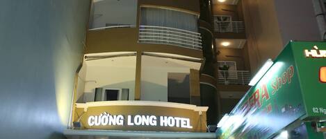 Vista frontal de la propiedad por la tarde o noche