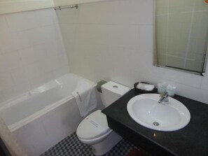 Combined shower/tub, free toiletries, hair dryer - Cuong Long Hotel (Nha Trang)
