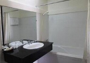 Minibar, blackout curtains, free WiFi - Cuong Long Hotel (Nha Trang)