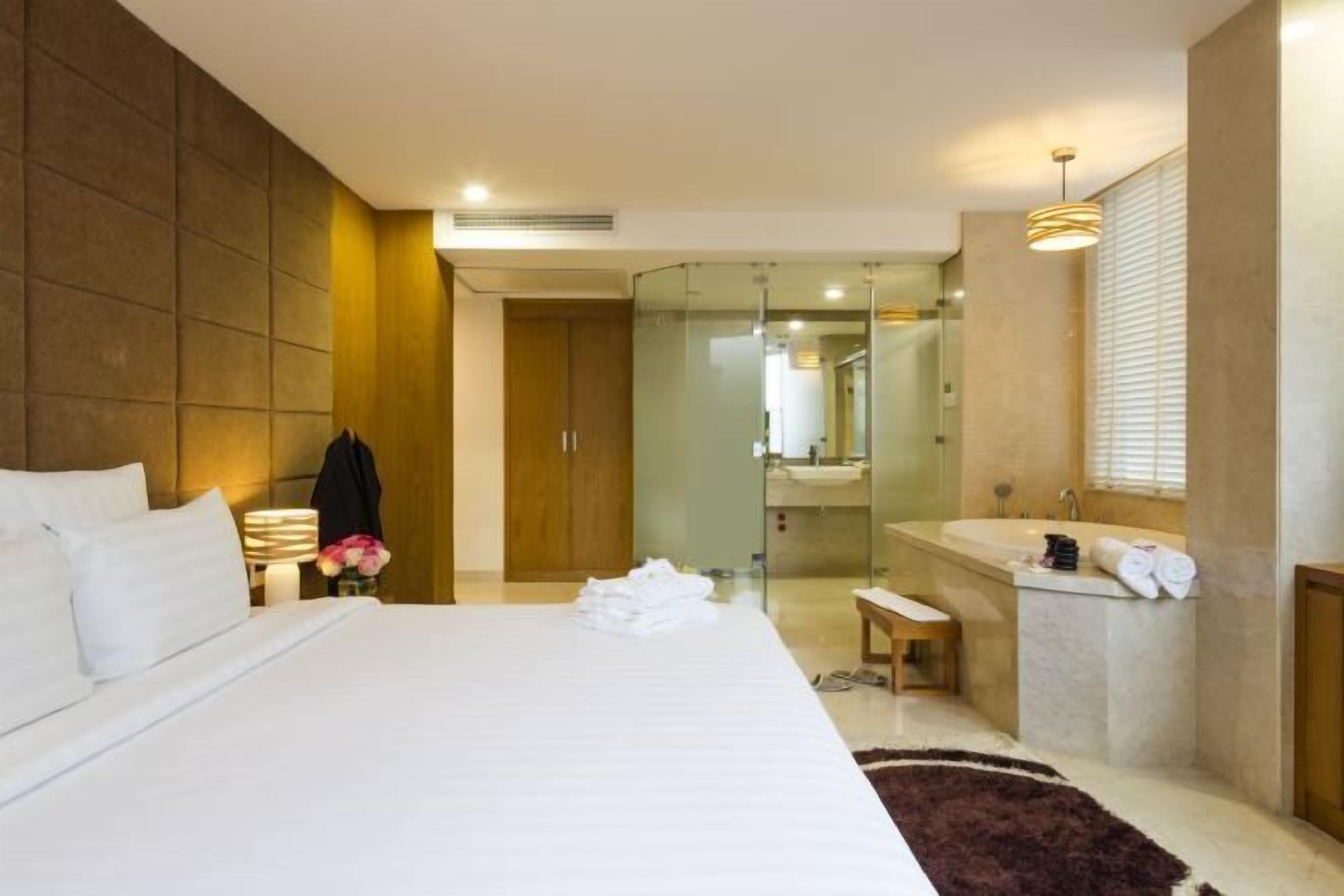 Minibaari, tallelokero huoneessa, työpöytä, pimennysverhot