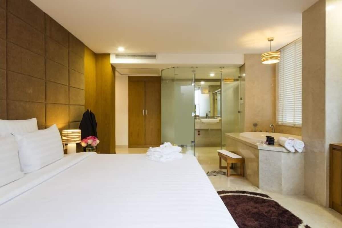 Frigobar, cofres nos quartos, escrivaninha, cortinas blackout