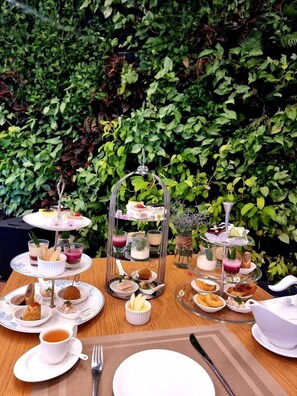 Minibar, in-room safe, desk, blackout drapes - Paradise Saigon Boutique Hotel & Spa (Ho Chi Minh City)