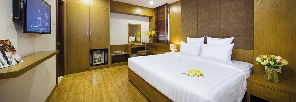 Minibar, coffres-forts dans les chambres, bureau, rideaux occultants