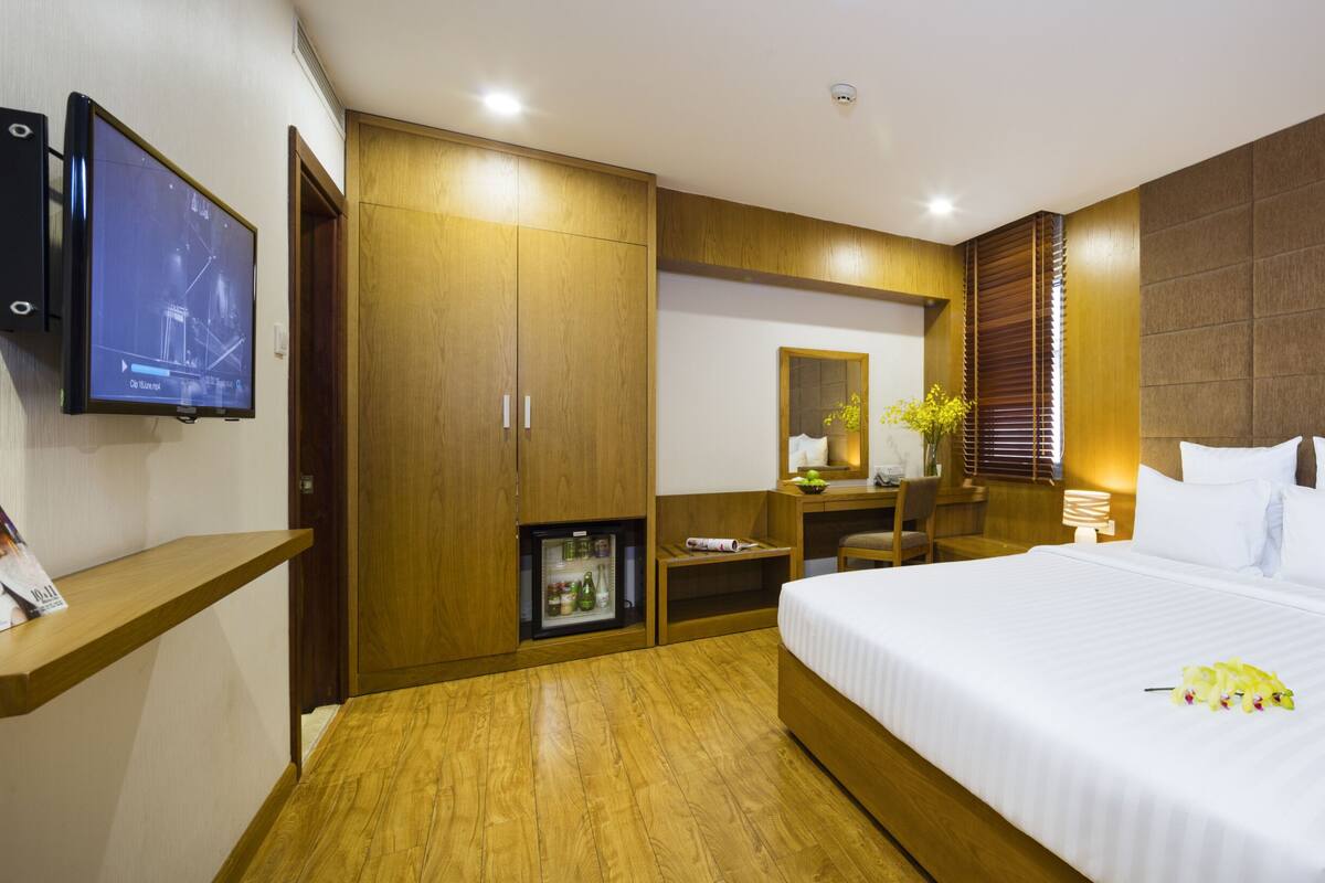 Deluxe Window Room | Minibar, in-room safe, desk, blackout curtains