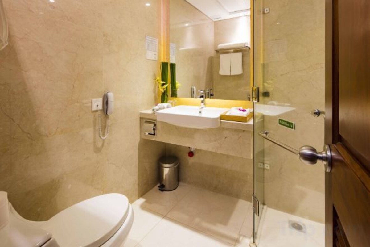 Bañera y ducha independientes y artículos de higiene personal gratuitos