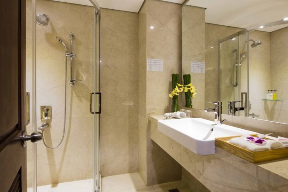 Baño | Bañera y ducha independientes y artículos de higiene personal gratuitos