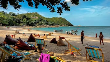 Se sirven desayunos, comidas y cocina internacional con vista a la playa