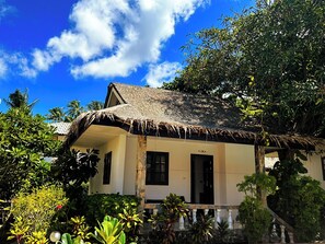 Deluxe Bungalow | In-room safe, blackout drapes, bed sheets - Phuwadee Resort & Spa (Ko Pha-ngan)