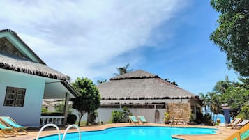Piscine extérieure, parasols de plage, chaises longues