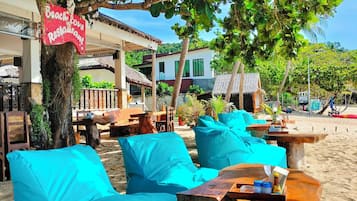 Petit déjeuner, déjeuner et dßner servis sur place, vue sur la plage
