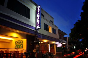 Front of property - evening/night - Guest House Matahari (Kuta)