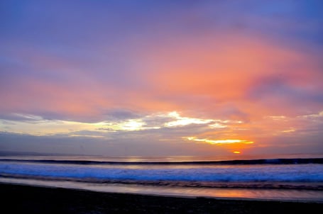 Una playa cerca, arena blanca