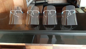 Keittiössä on musta työtaso ja ruostumattomasta teräksestä valmistettu liesi.