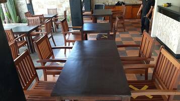 Sarapan bufet setiap hari (IDR 100000 seorang)