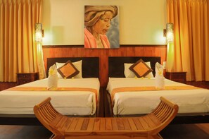 Deluxe Room | Minibar, in-room safe, desk, iron/ironing board