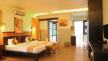 Deluxe Room | Bar mini, peti besi dalam bilik, meja, seterika/papan seterika