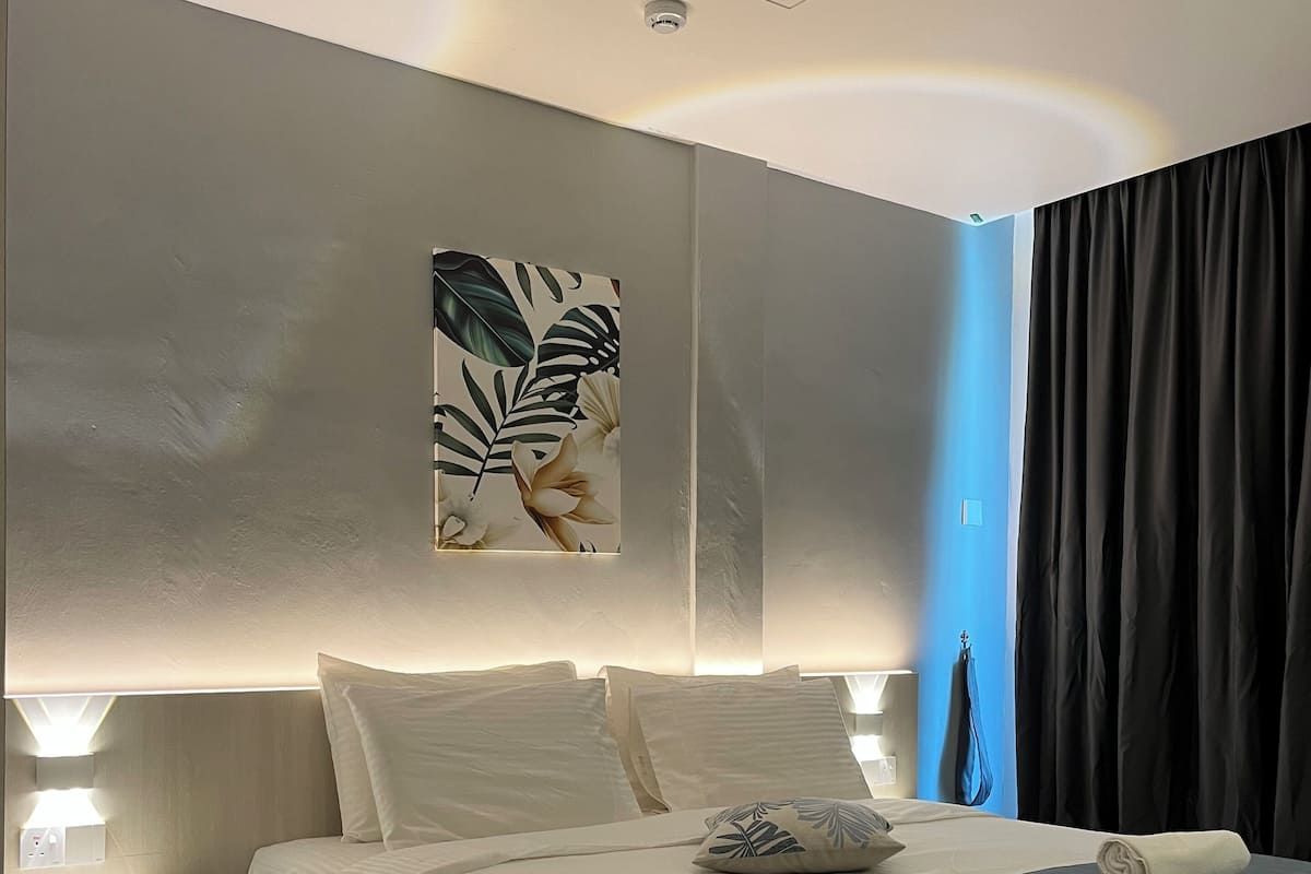 Honeymoon Room | Minibar, blackout drapes, soundproofing, iron/ironing board