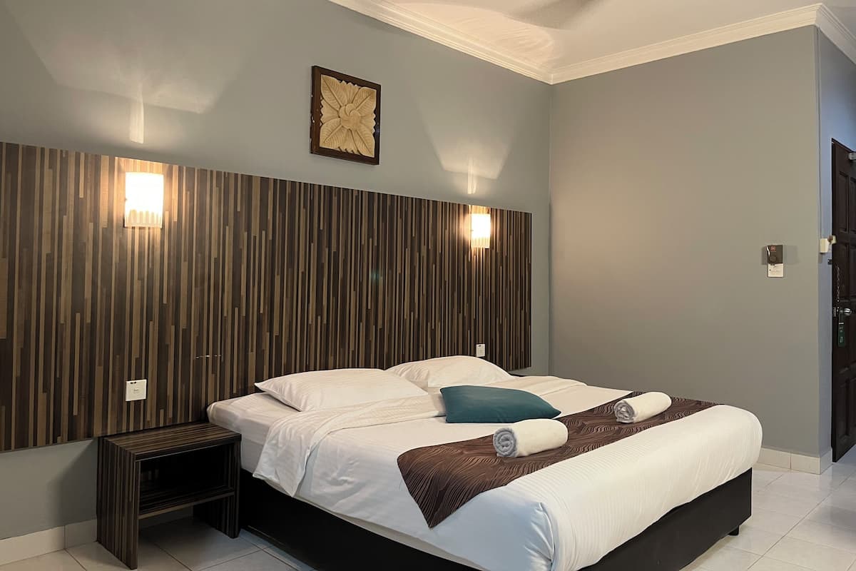 Deluxe Double Room | Minibar, blackout drapes, soundproofing, iron/ironing board